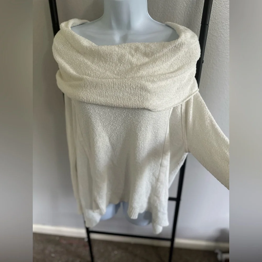 Free People Ivory Cream Off-the-Shoulder Relaxed Sweater. Size: Large.